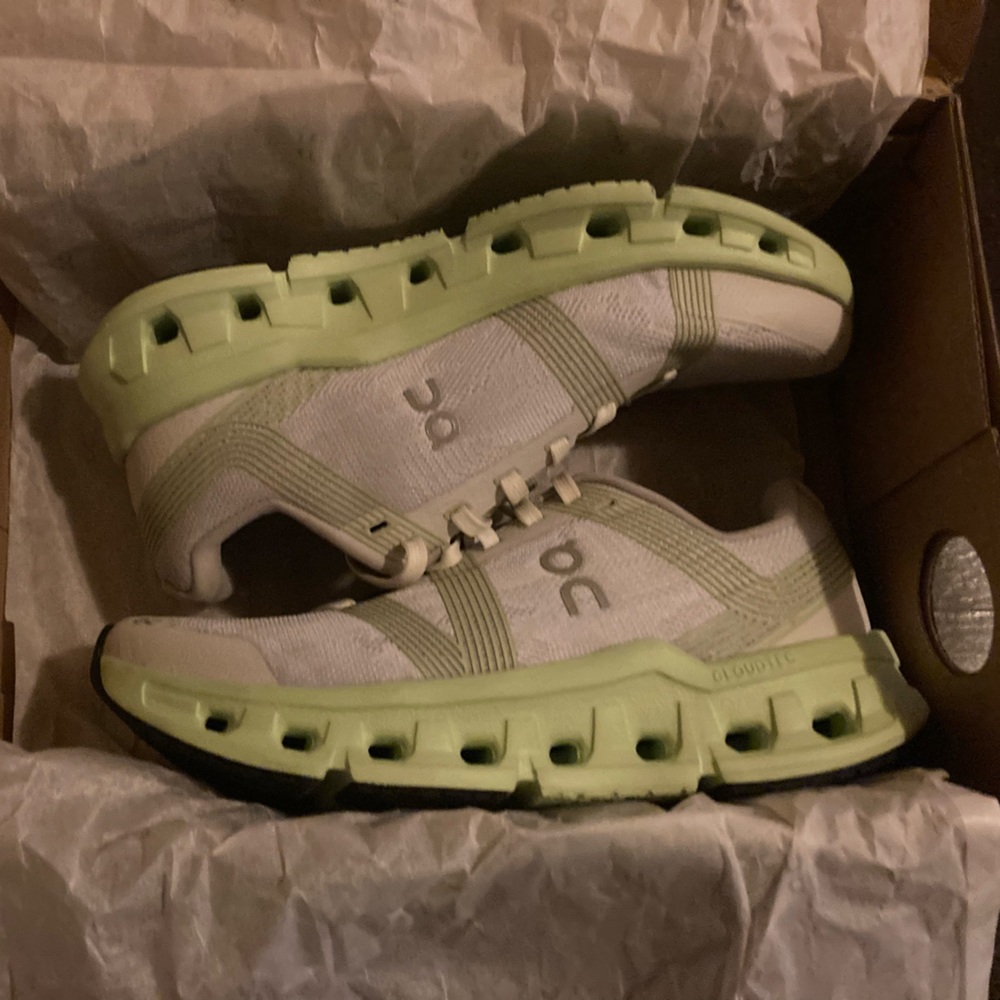 Woman’s on running cloud go in sz 6 white and green